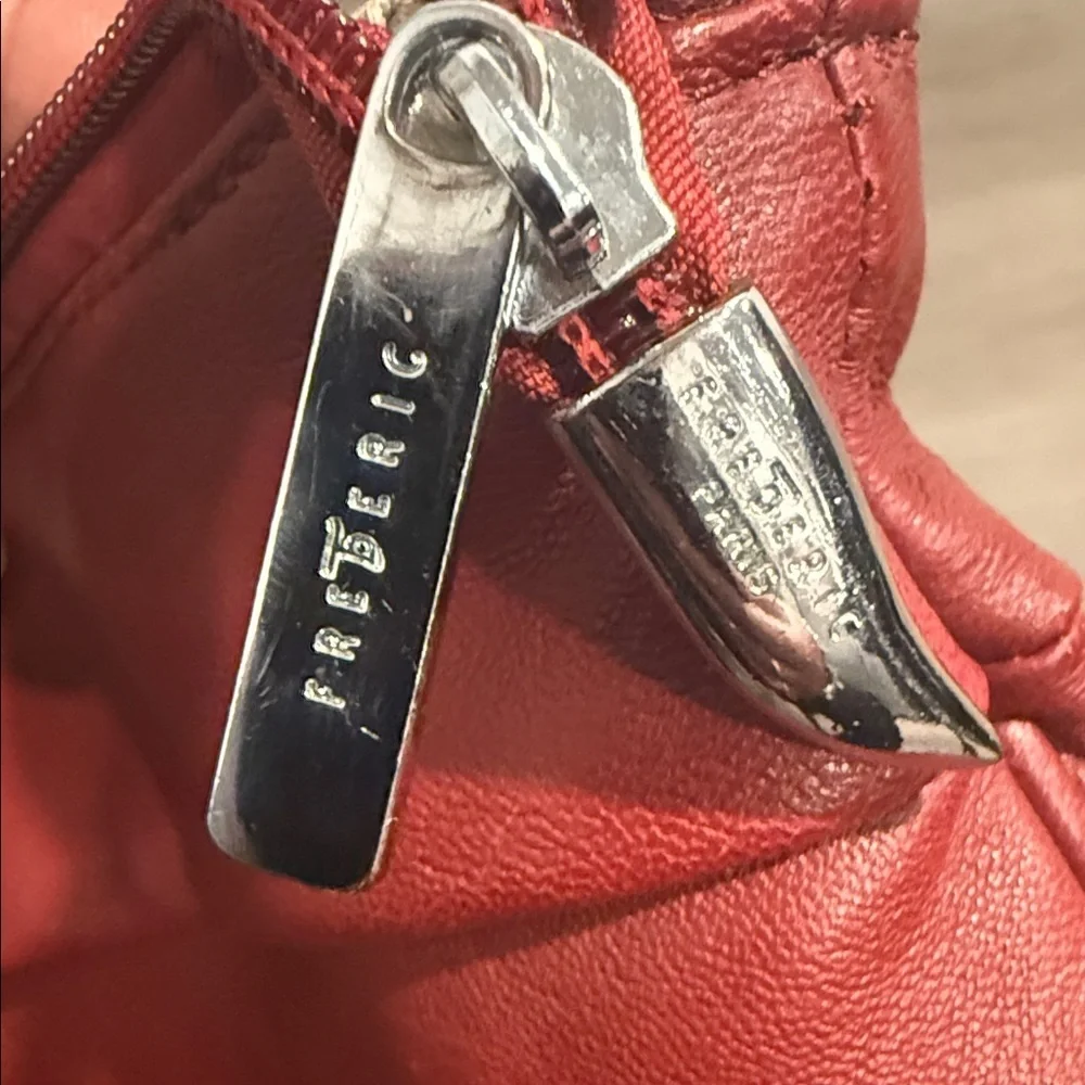Elegant Red Leather Crossbody Bag - Picture 3 of 10